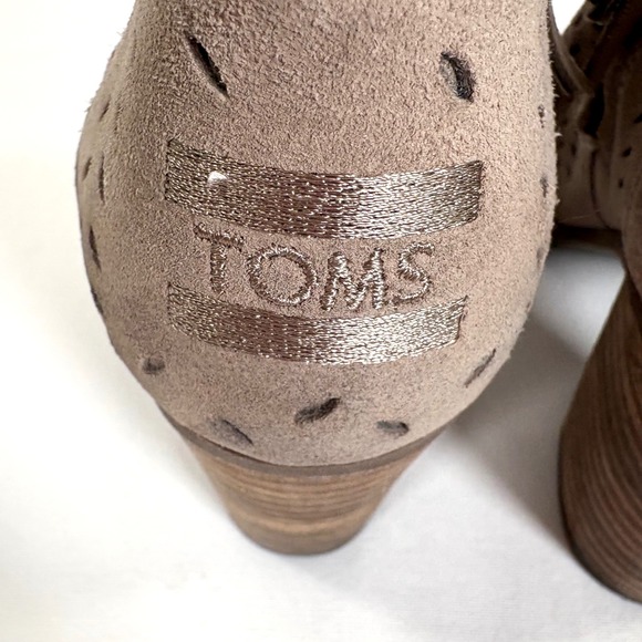 Toms Women's Taupe Suede Perforated Peep Toe Ankle Booties Block Heel Size 8 - Picture 7 of 11